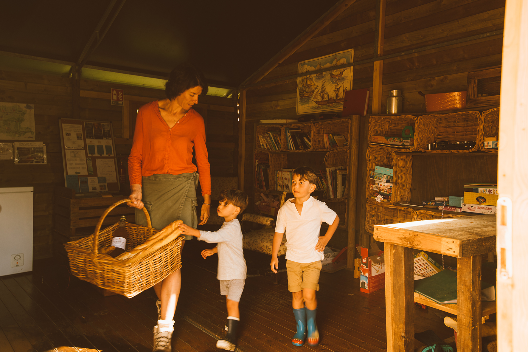 famille panier repas cabane nature