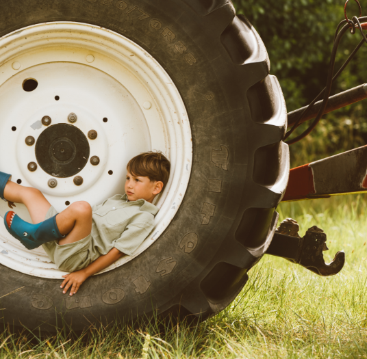 enfant roue tracteur