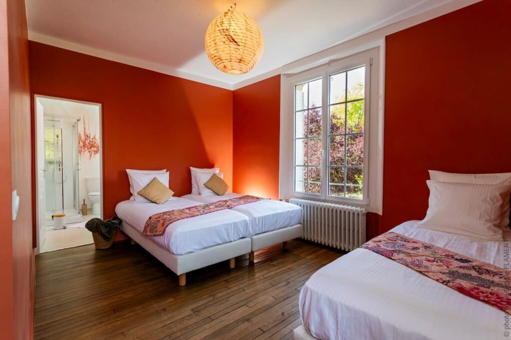 Chambre du manoir avec deux lits simples