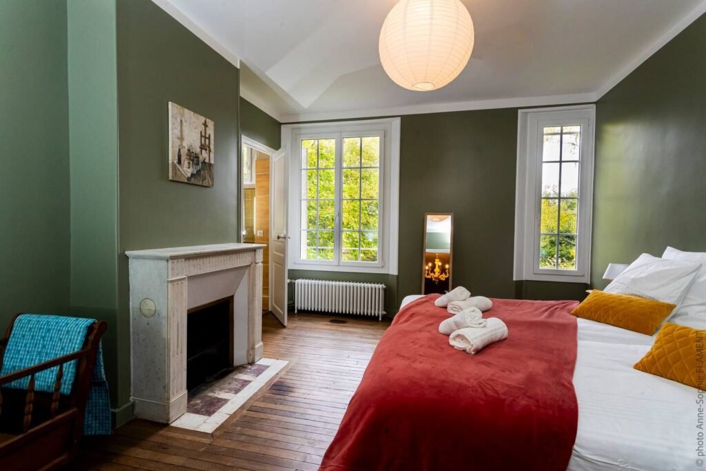 Chambre avec cheminée et lit double