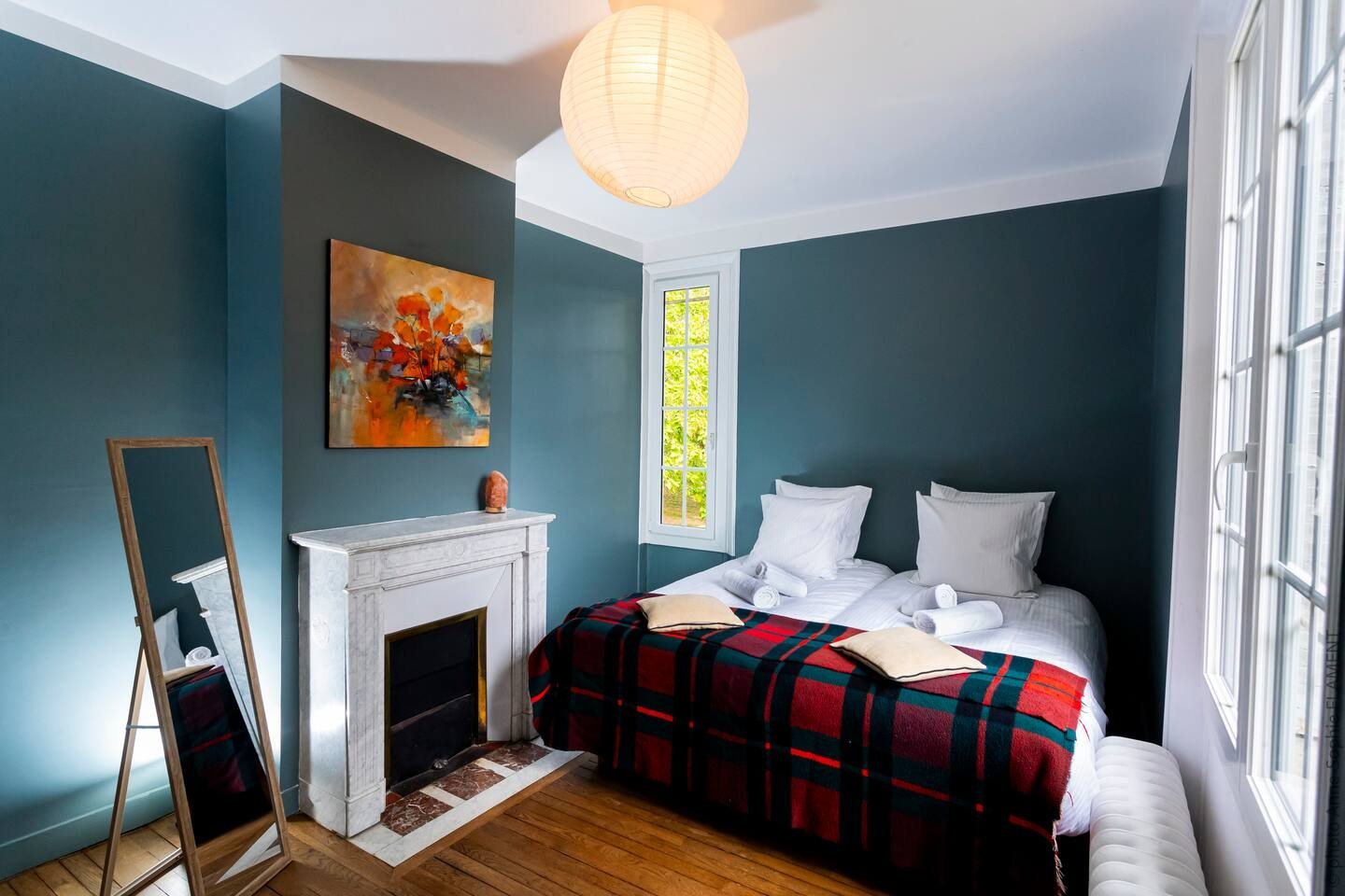 Chambre bleue avec cheminée