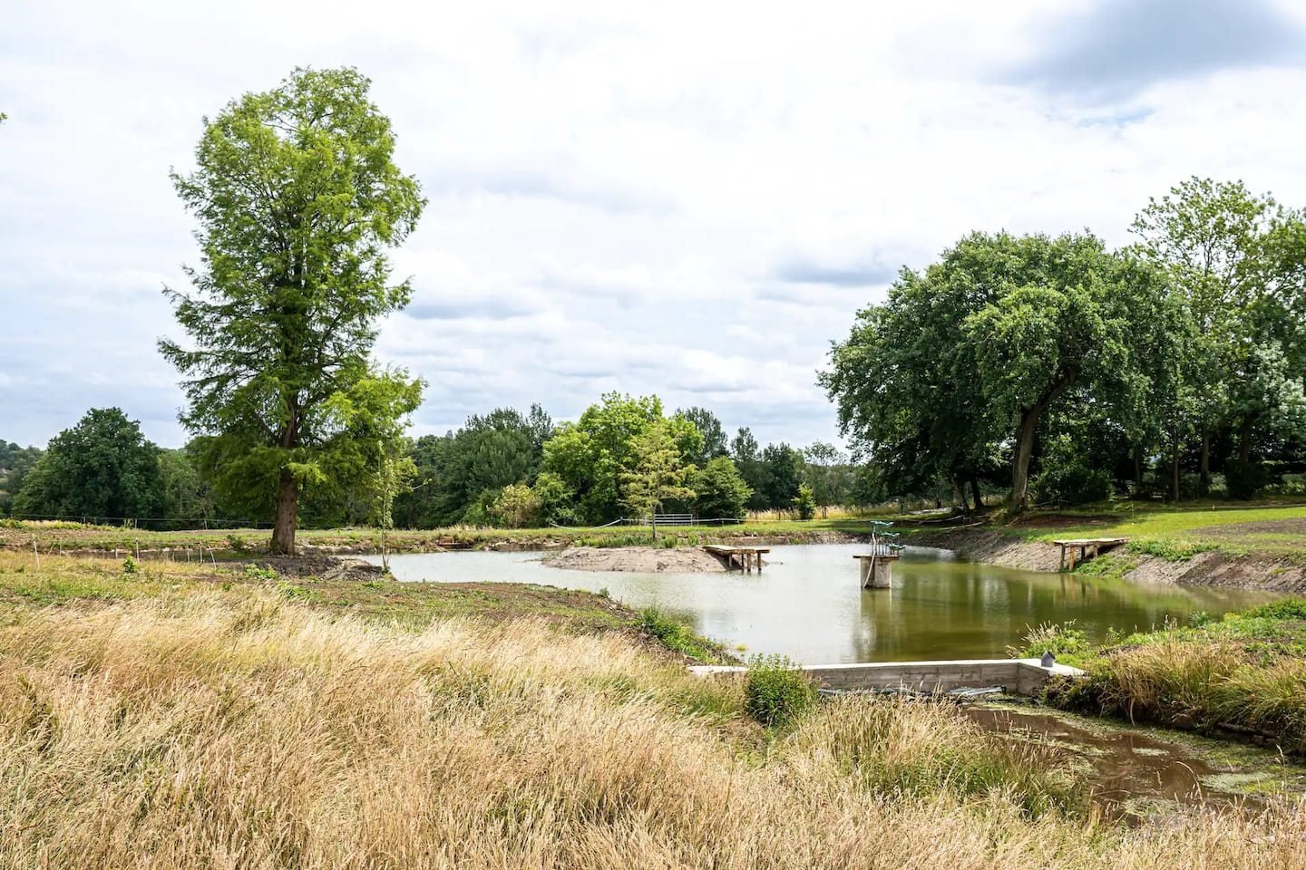 Étang et prairies autour de la Ferme de Fontenille
