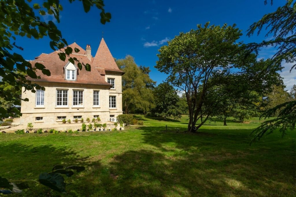Façade en pierre du manoir, Wissignicourt (Aisne)