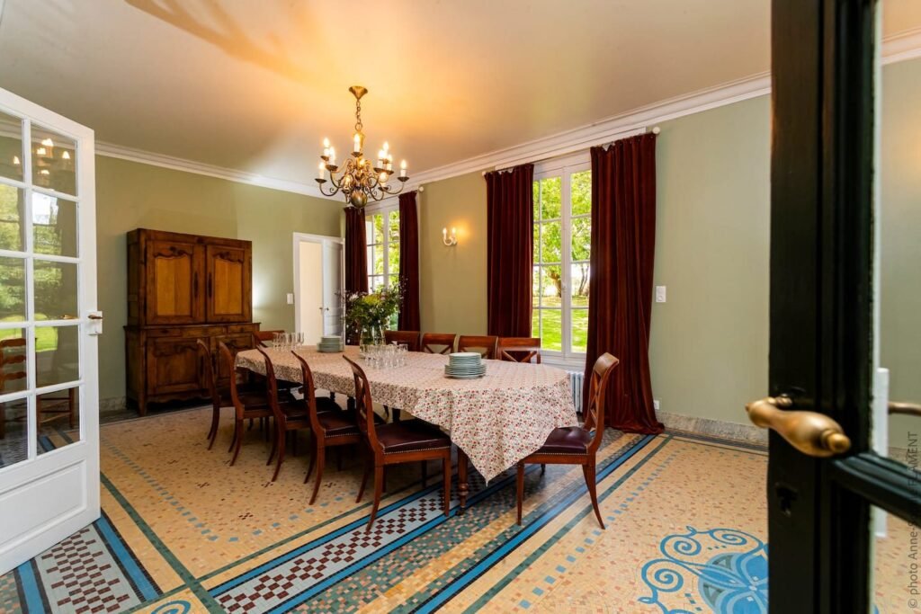 Salle à manger du manoir, grande table pour 15 personnes