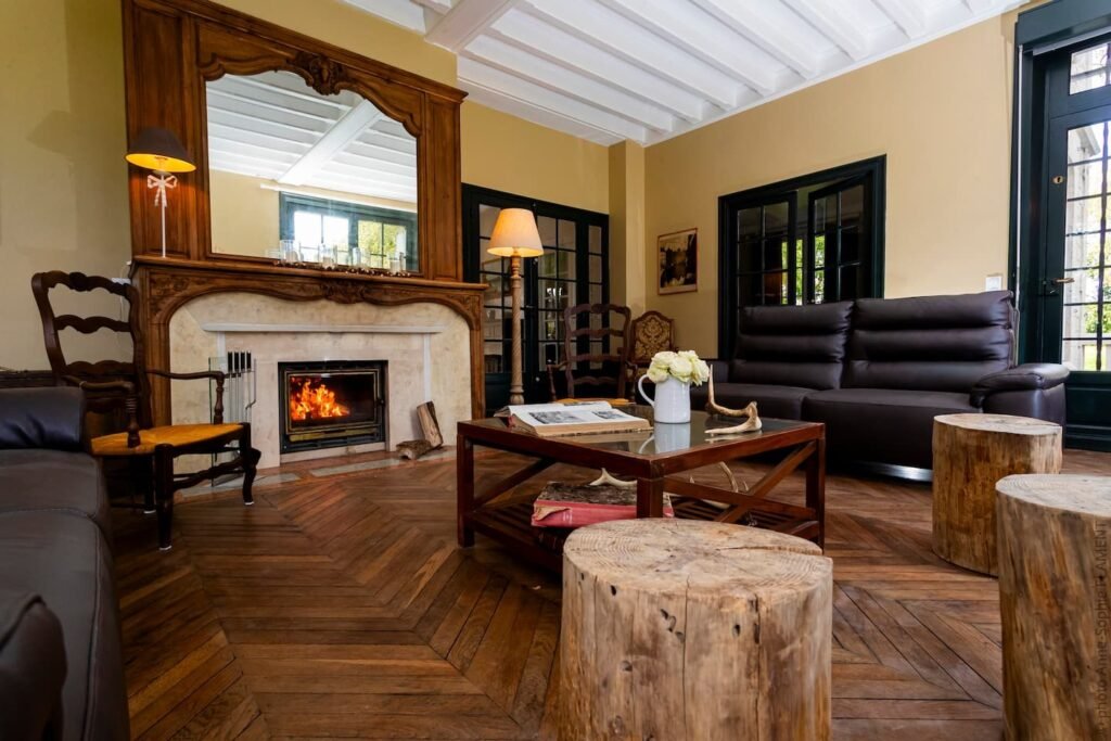 Grand salon du manoir avec sa cheminée
